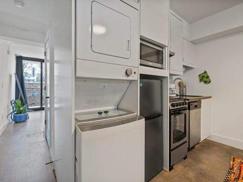 Apartamento Colorful Studio With Queen Bed, City Walkable!