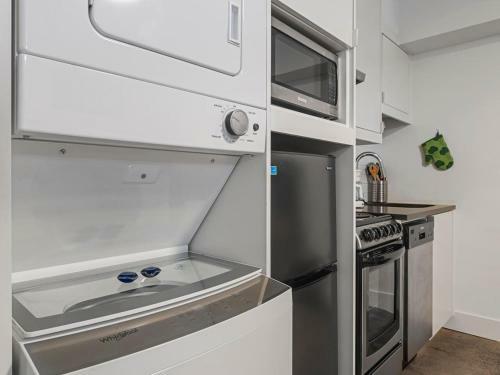 Apartamento Colorful Studio With Queen Bed, City Walkable!