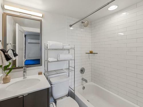 Apartamento Colorful Studio With Queen Bed, City Walkable!