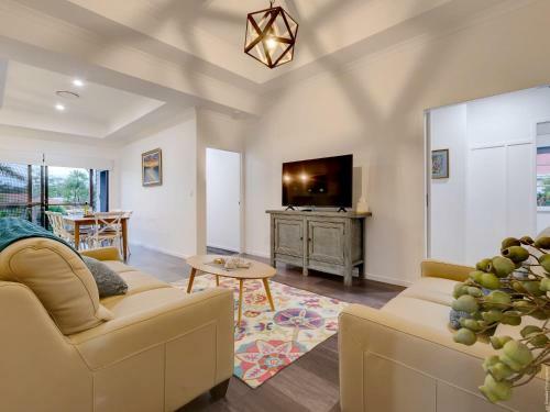 Urangan Family Friendly Home With Views, Wifi, Wine