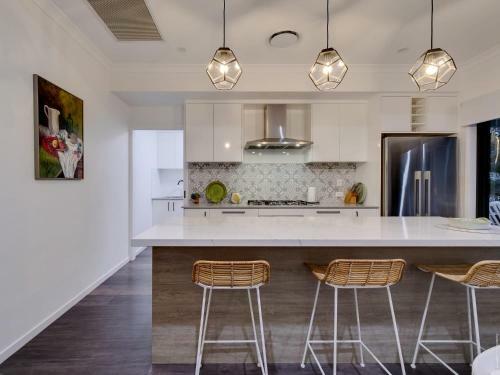 Urangan Family Friendly Home With Views, Wifi, Wine