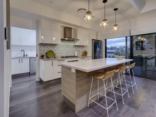 Urangan Family Friendly Home With Views, Wifi, Wine