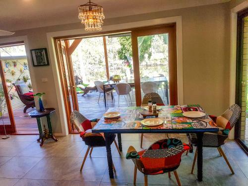 Januce - Delightful River Front House In Urunga