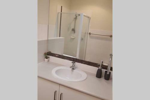 Perfect Location Central Modern Cottage - Free Wifi