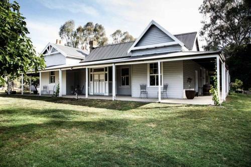 The Glenn Farmhouse On Ovens River
