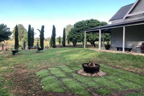 The Glenn Farmhouse On Ovens River