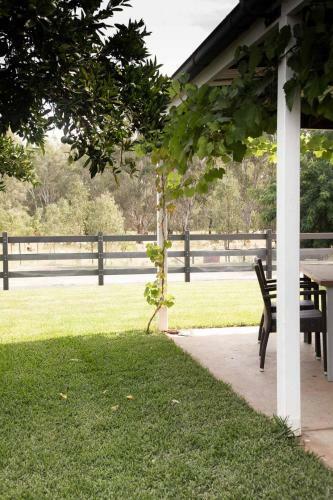 The Glenn Farmhouse On Ovens River
