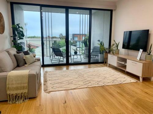 City Fringe Modern 2br Apartment
