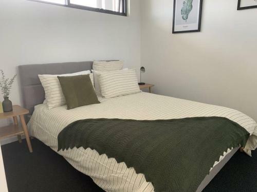 City Fringe Modern 2br Apartment