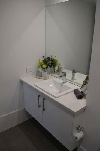 City Fringe Modern 2br Apartment