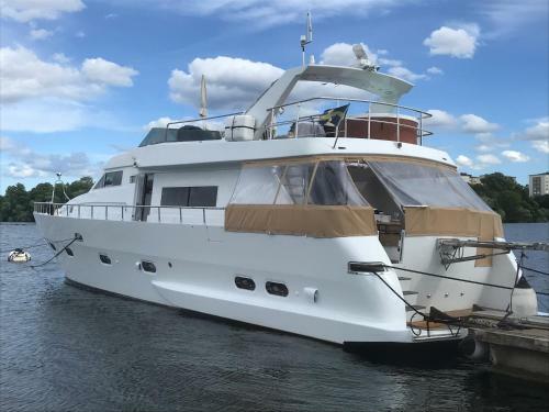 1-3 Bed Cabin On A Luxurious Yacht