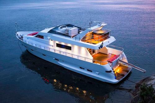 1-3 Bed Cabin On A Luxurious Yacht