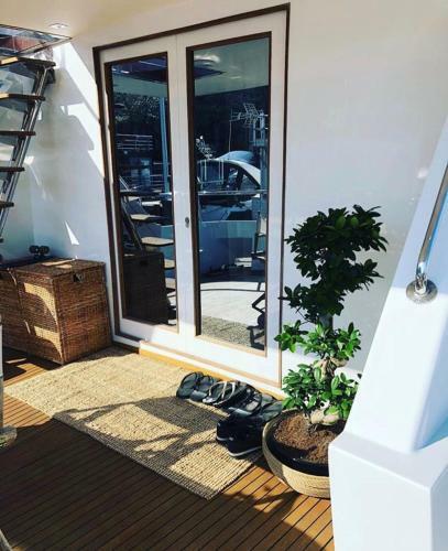1-3 Bed Cabin On A Luxurious Yacht