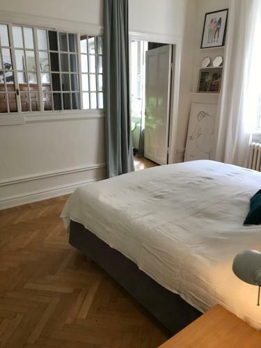 Classic & Light 2 Room Apartment In Sofo, 60 Sqm