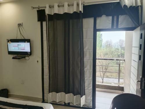 Hotel Taj Delhites With Fully Friendly Stay