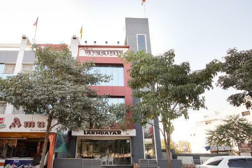 Oyo Flagship 71595 Hotel Lakhdatar