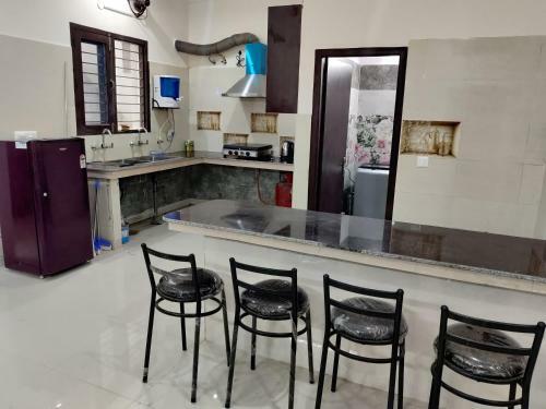Alpha 82 Homestay Fully AC