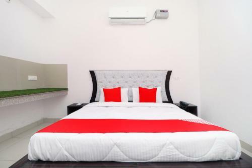 Oyo 30900 Roadstar Hotel