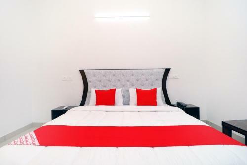 Oyo 30900 Roadstar Hotel