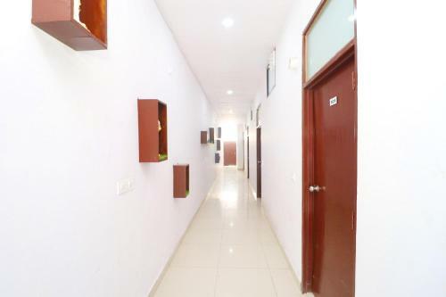 Oyo 30900 Roadstar Hotel