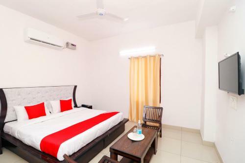 Oyo 30900 Roadstar Hotel