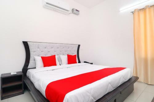 Oyo 30900 Roadstar Hotel