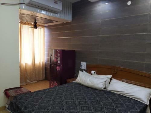 Home Stays ,ladies And Couples Suitable