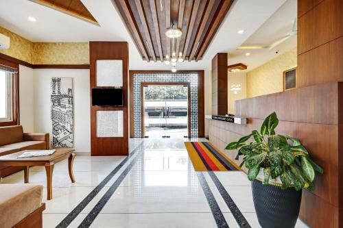 Hotel Townhouse Oak Sharoz Residency