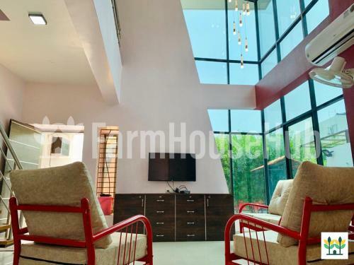Farmhousehub Fh304 Retreat Villa