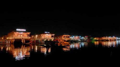 Dal Lake Houseboat New Manila