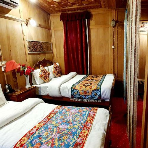4 Bed Room Houseboat In Dallake