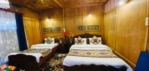 4 Bed Room Houseboat In Dallake