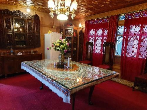 4 Bed Room Houseboat In Dallake