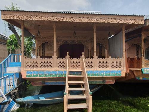 4 Bed Room Houseboat In Dallake