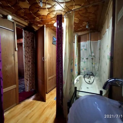Nohas Ark Houseboat