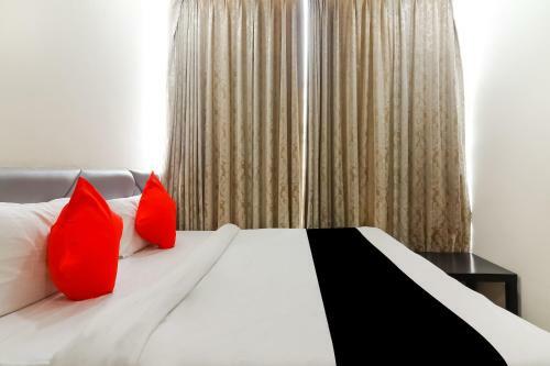 Hotel Oyo 68894 Bommarillu Residency