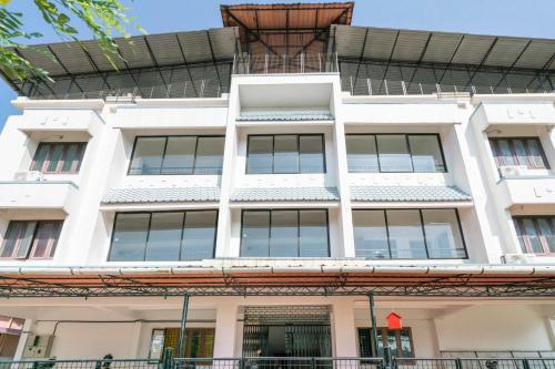 Hostal Oyo 79724 Tharayil Apartments
