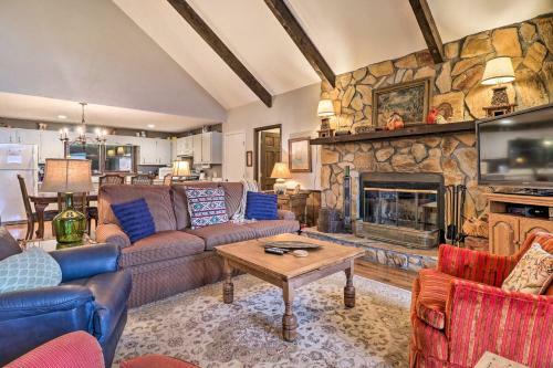 Charming Sky Valley Hideout With Mountain Views