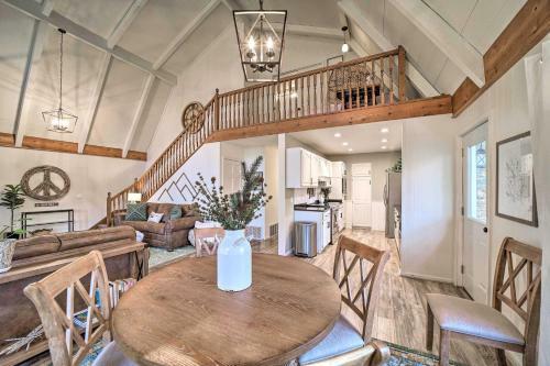 Apartamento Sky Valley Resort Home With Tree-lined Views!
