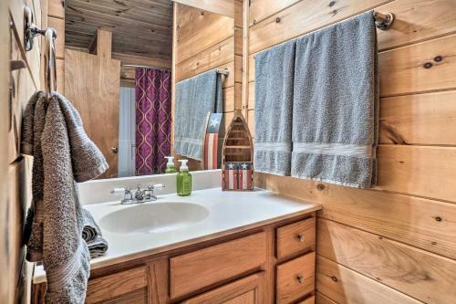 Riverfront Cabin With Hot Tub And Mountain Views!