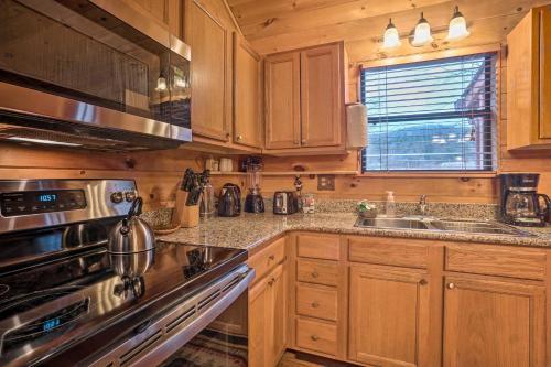 Riverfront Cabin With Hot Tub And Mountain Views!