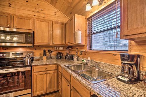 Riverfront Cabin With Hot Tub And Mountain Views!