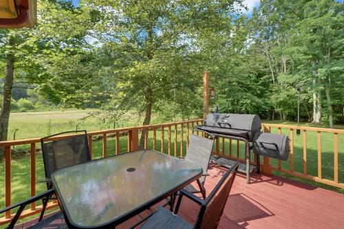 Riverfront Cabin With Hot Tub And Mountain Views!