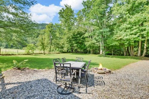 Riverfront Cabin With Hot Tub And Mountain Views!