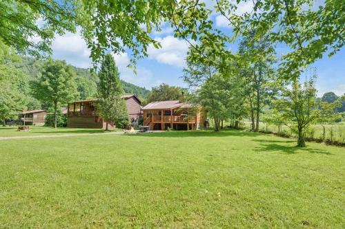 Riverfront Cabin With Hot Tub And Mountain Views!