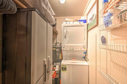 Treetop Haven With Deck, 8 Mi To Fairgrounds!