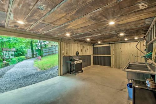 Striking Home With Hot Tub, Deck, And Lake Access