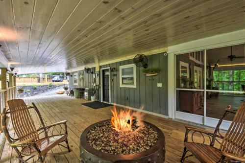 Striking Home With Hot Tub, Deck, And Lake Access