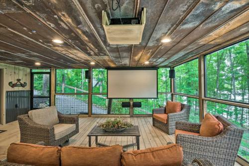 Striking Home With Hot Tub, Deck, And Lake Access