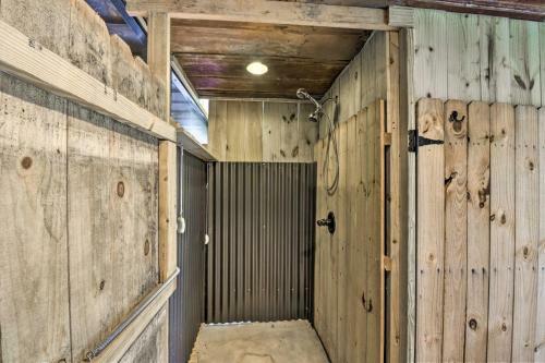 Striking Home With Hot Tub, Deck, And Lake Access
